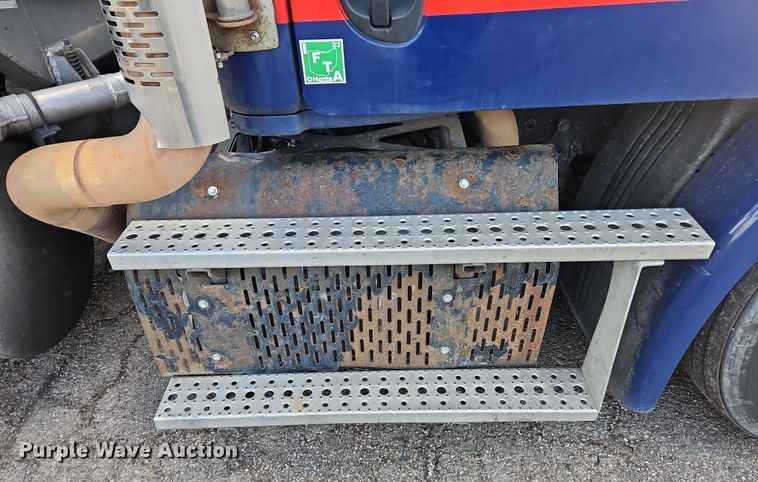 image for item OJ9707 2013 Freightliner Cascadia  tank truck