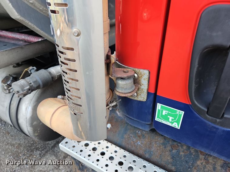 image for item OJ9707 2013 Freightliner Cascadia  tank truck