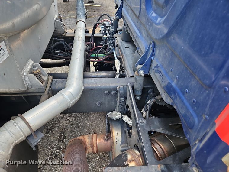 image for item OJ9707 2013 Freightliner Cascadia  tank truck