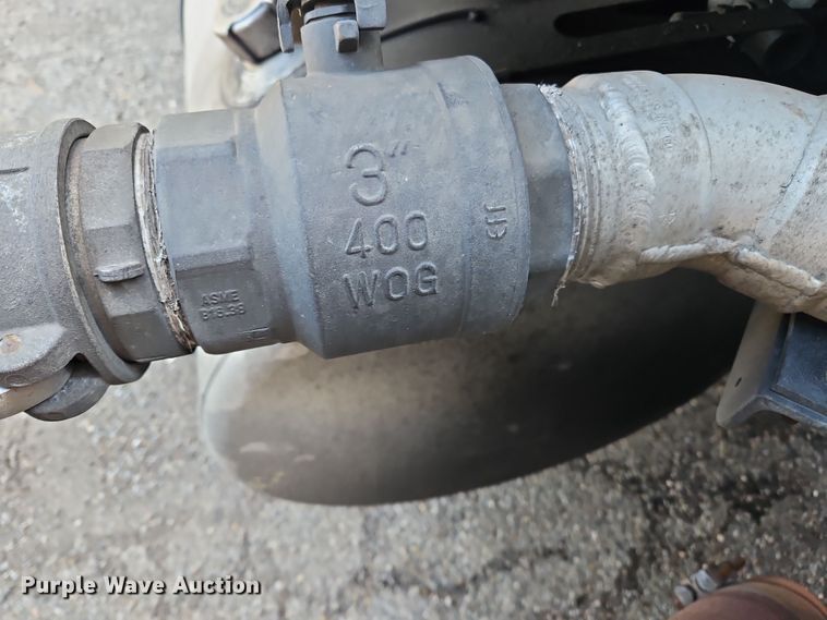 image for item OJ9707 2013 Freightliner Cascadia  tank truck