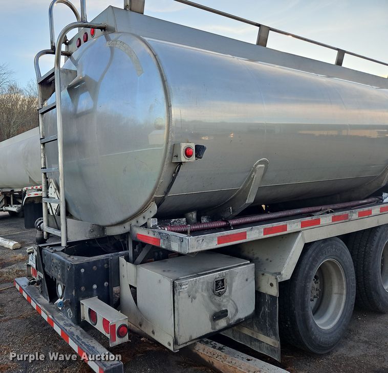 image for item OJ9707 2013 Freightliner Cascadia  tank truck