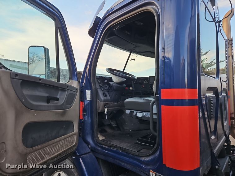 image for item OJ9707 2013 Freightliner Cascadia  tank truck