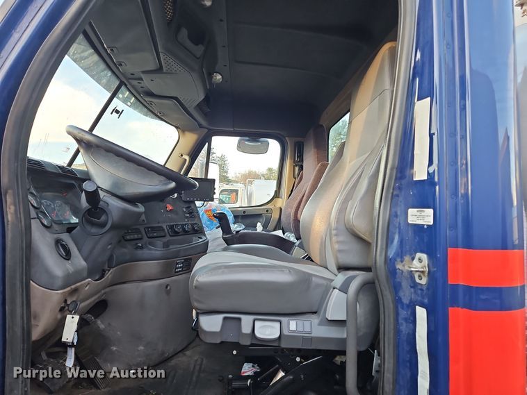 image for item OJ9707 2013 Freightliner Cascadia  tank truck