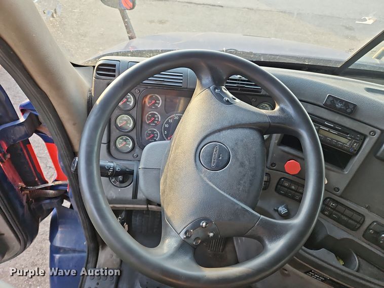 image for item OJ9707 2013 Freightliner Cascadia  tank truck