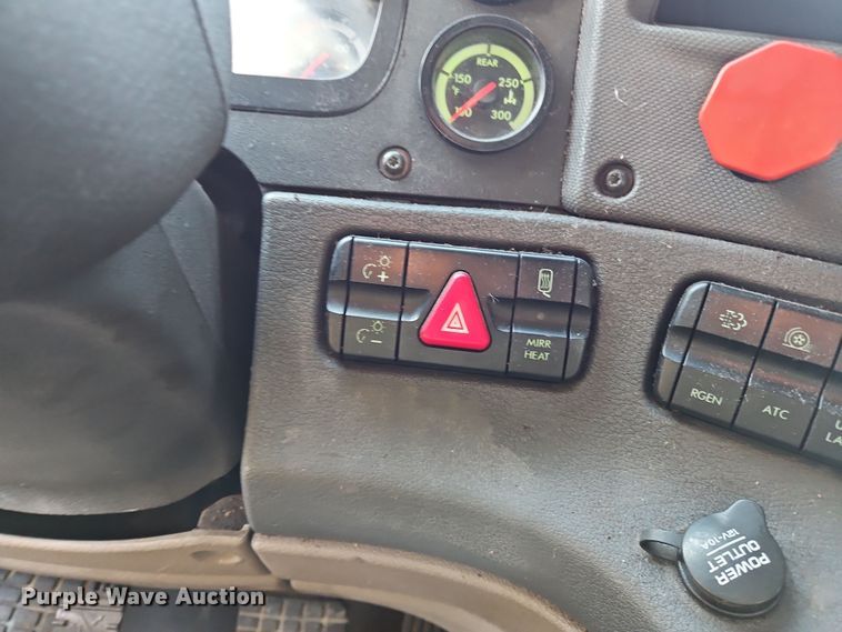 image for item OJ9707 2013 Freightliner Cascadia  tank truck