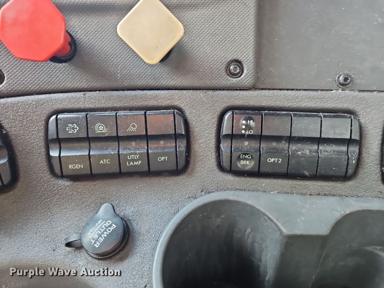 image for item OJ9707 2013 Freightliner Cascadia  tank truck