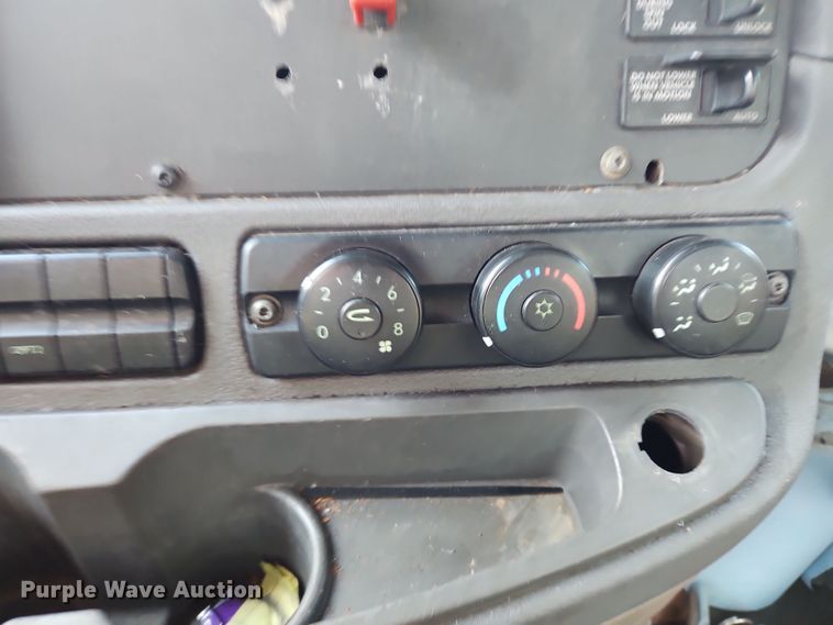 image for item OJ9707 2013 Freightliner Cascadia  tank truck