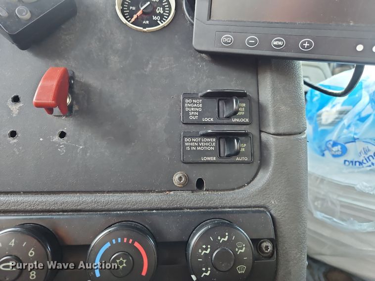 image for item OJ9707 2013 Freightliner Cascadia  tank truck