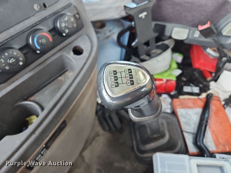 image for item OJ9707 2013 Freightliner Cascadia  tank truck