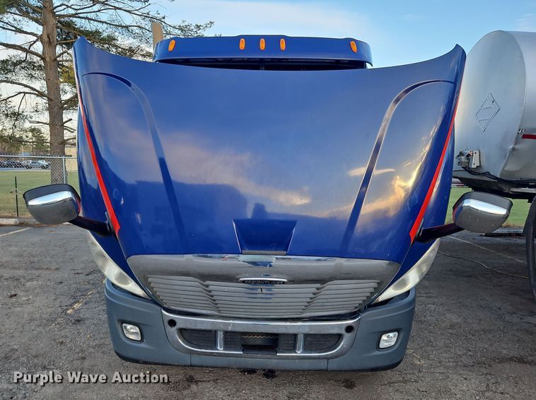 image for item OJ9707 2013 Freightliner Cascadia  tank truck