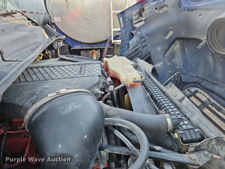 image for item OJ9707 2013 Freightliner Cascadia  tank truck