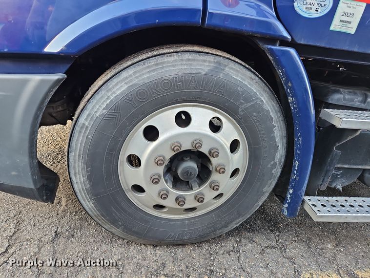 image for item OJ9707 2013 Freightliner Cascadia  tank truck