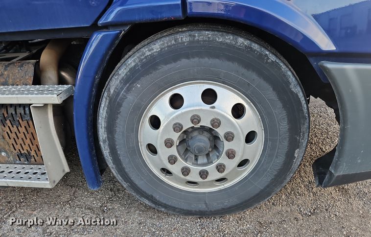 image for item OJ9707 2013 Freightliner Cascadia  tank truck