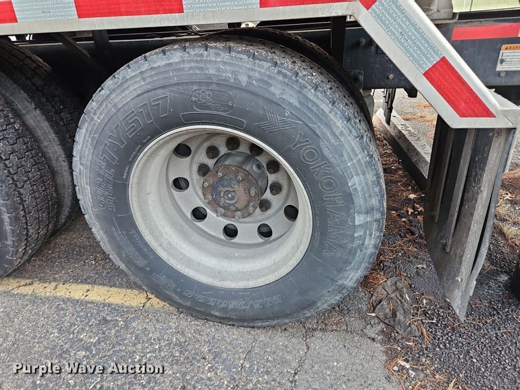 image for item OJ9707 2013 Freightliner Cascadia  tank truck