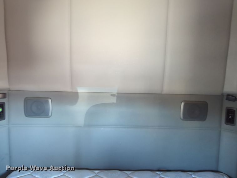 image for item OL9130 2020 Kenworth T680  semi truck