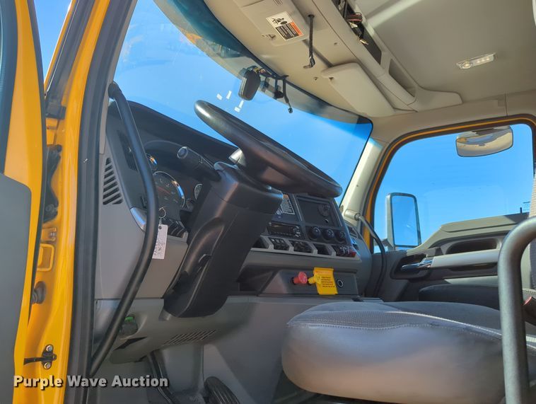 image for item OL9132 2020 Kenworth T680  semi truck