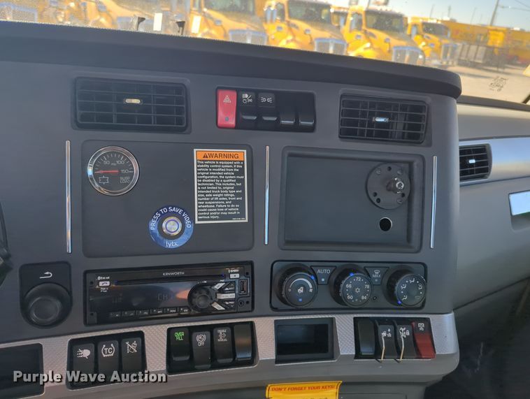 image for item OL9132 2020 Kenworth T680  semi truck