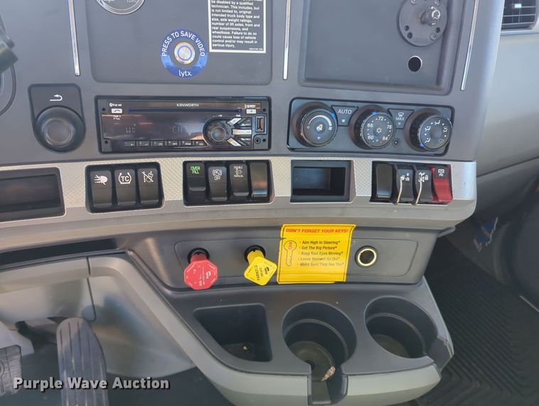 image for item OL9132 2020 Kenworth T680  semi truck