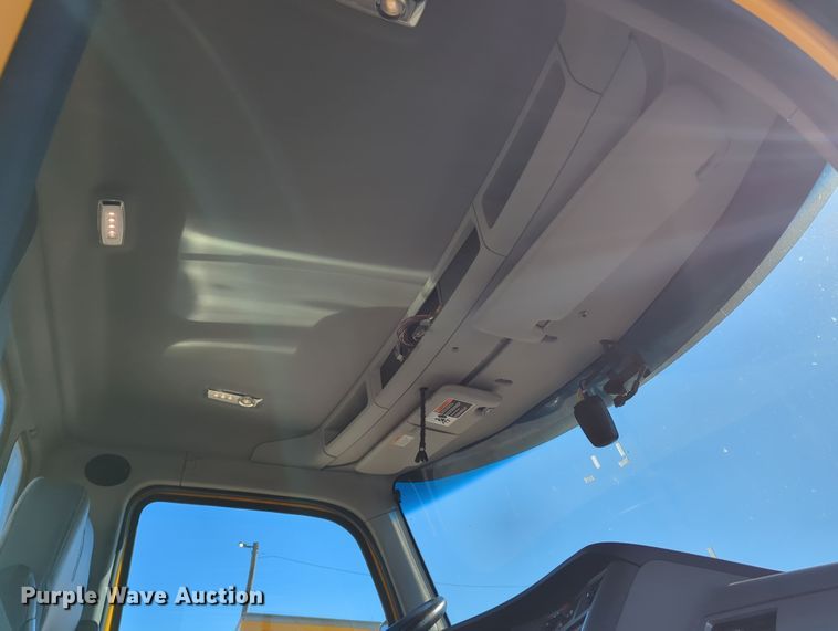 image for item OL9132 2020 Kenworth T680  semi truck