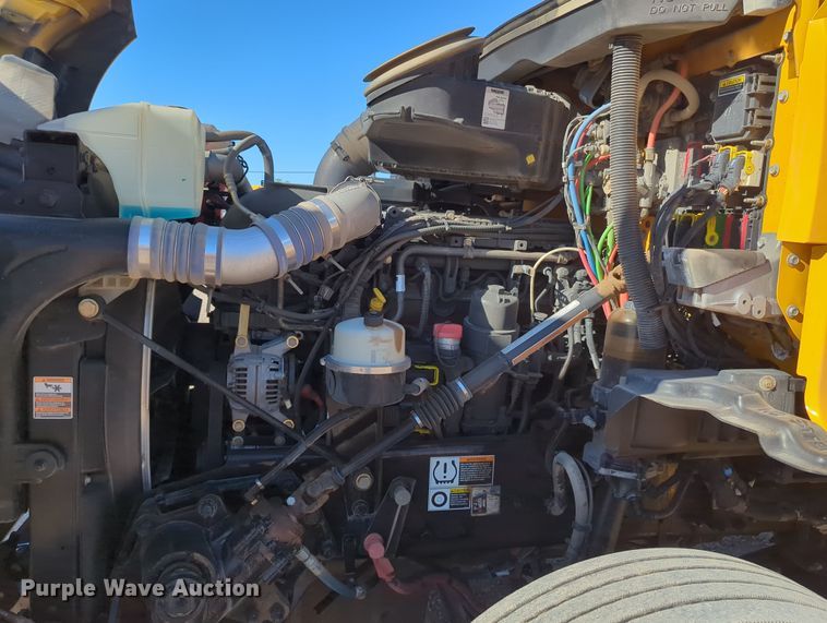 image for item OL9132 2020 Kenworth T680  semi truck