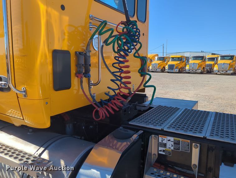 image for item OL9135 2020 Kenworth T680  semi truck