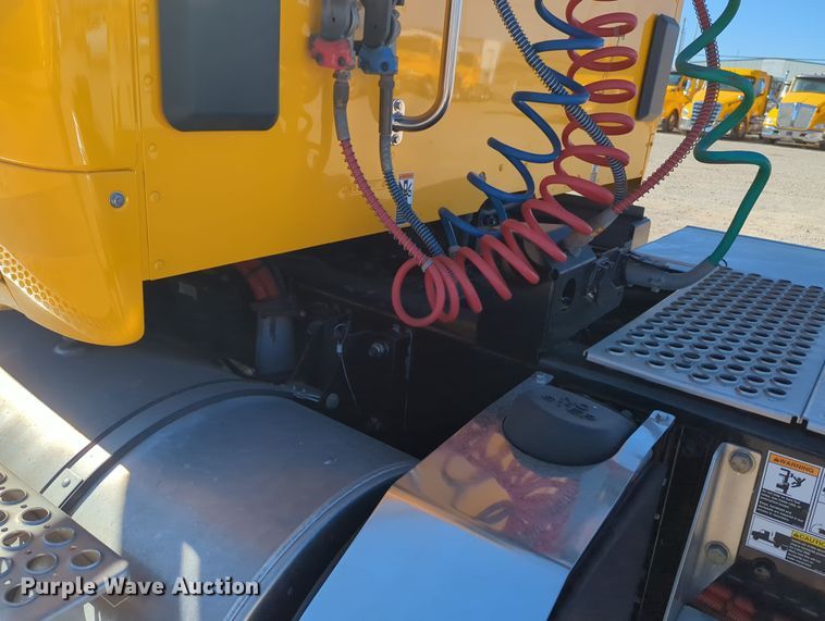 image for item OL9135 2020 Kenworth T680  semi truck