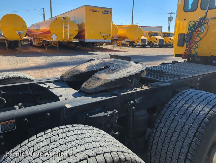 image for item OL9135 2020 Kenworth T680  semi truck