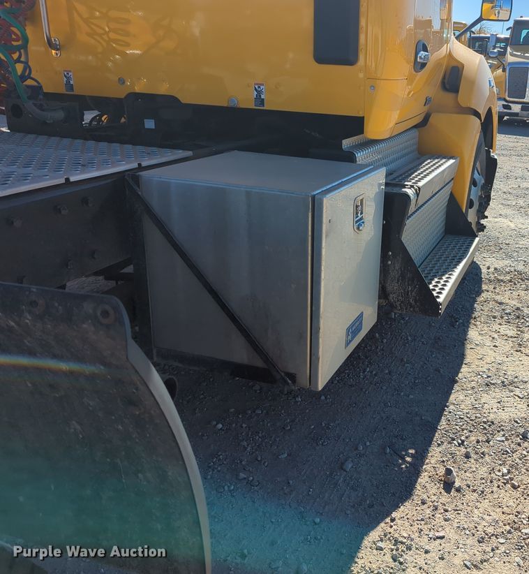 image for item OL9135 2020 Kenworth T680  semi truck