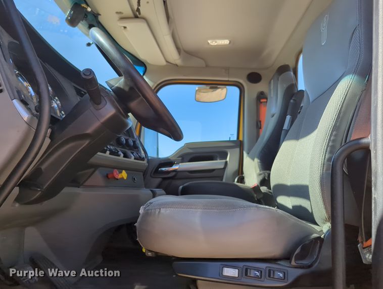 image for item OL9135 2020 Kenworth T680  semi truck