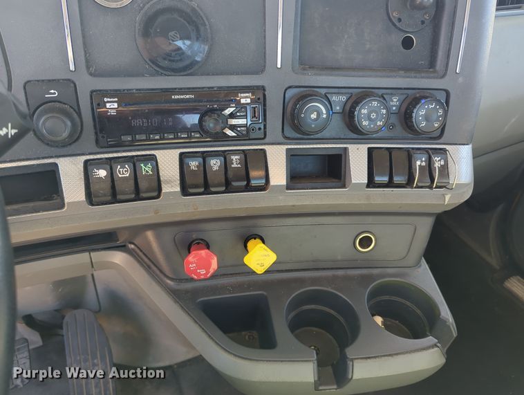 image for item OL9135 2020 Kenworth T680  semi truck