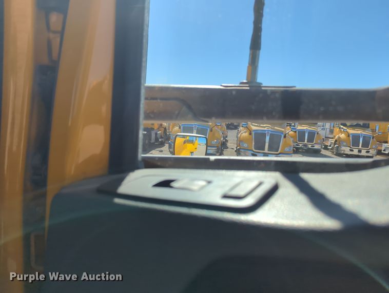 image for item OL9135 2020 Kenworth T680  semi truck