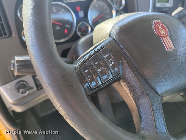 image for item OL9136 2019 Kenworth T680  semi truck