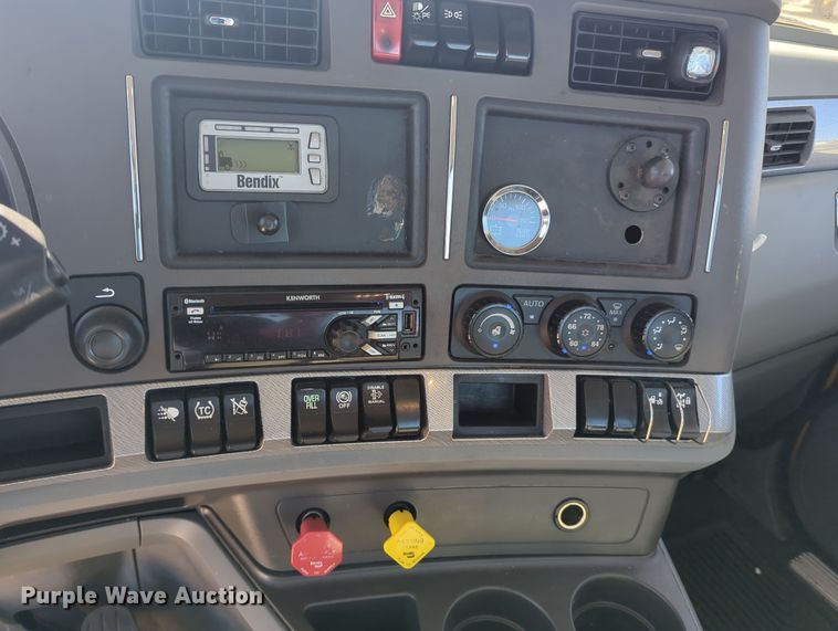 image for item OL9136 2019 Kenworth T680  semi truck