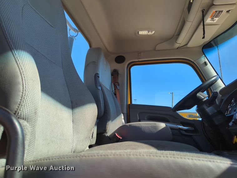 image for item OL9136 2019 Kenworth T680  semi truck