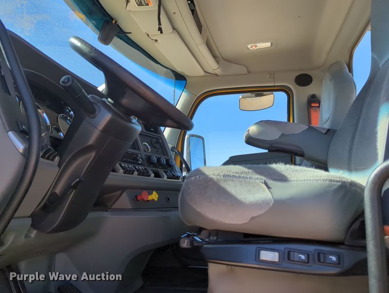 image for item OL9139 2019 Kenworth T680  semi truck