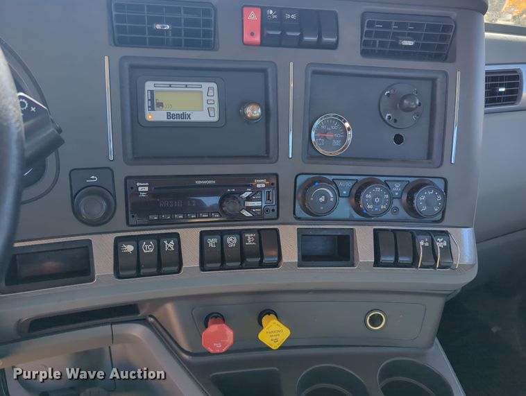 image for item OL9139 2019 Kenworth T680  semi truck