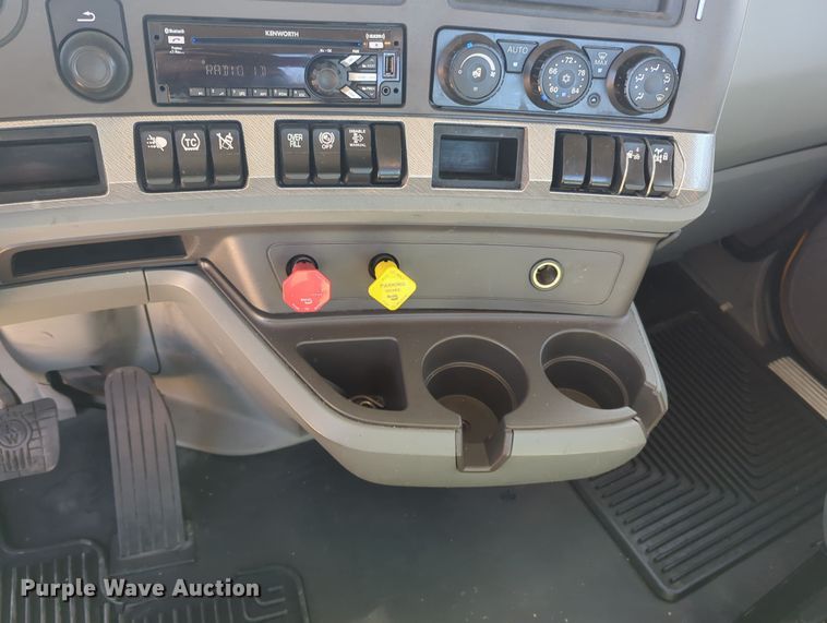 image for item OL9139 2019 Kenworth T680  semi truck