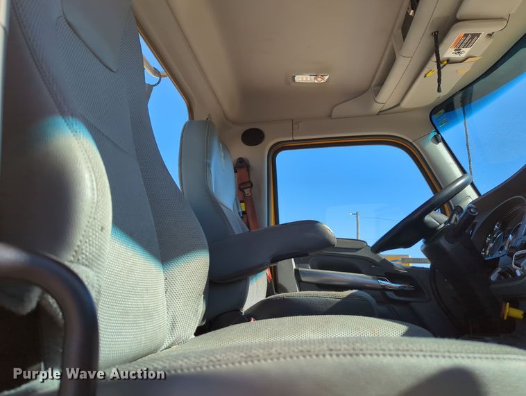 image for item OL9139 2019 Kenworth T680  semi truck