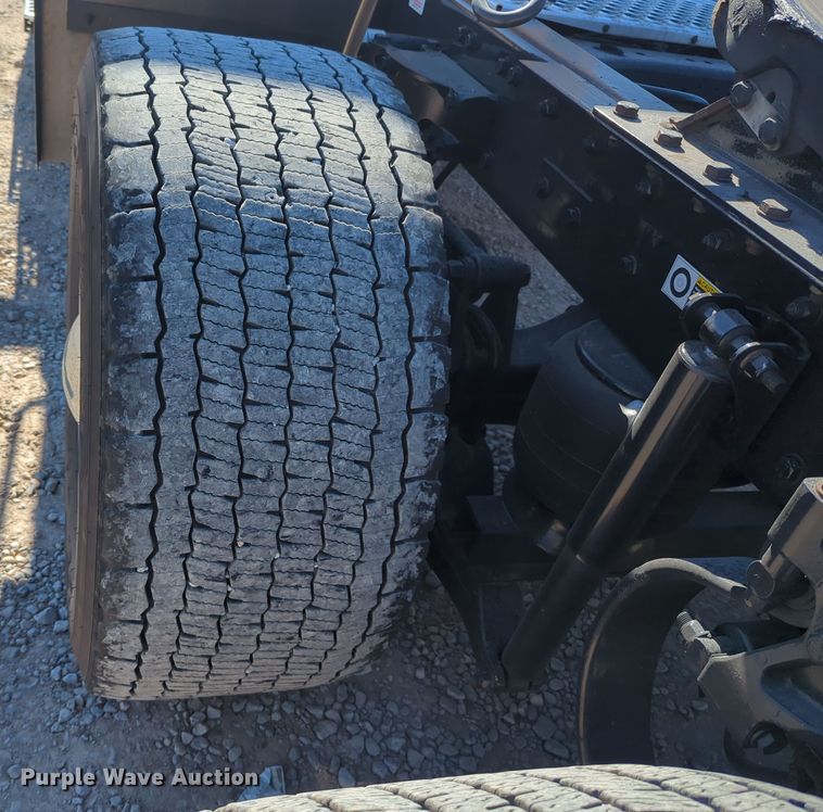 image for item OL9139 2019 Kenworth T680  semi truck