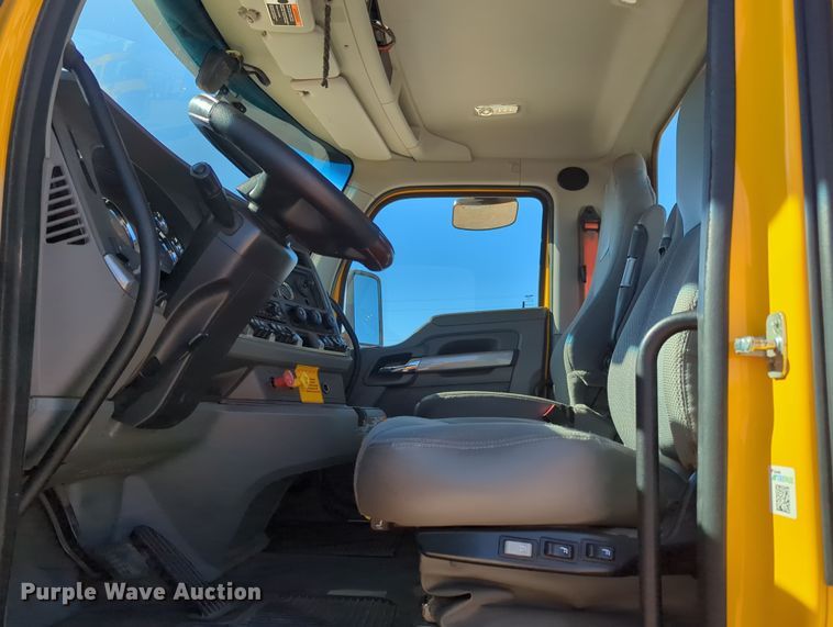 image for item OL9142 2019 Kenworth T680  semi truck