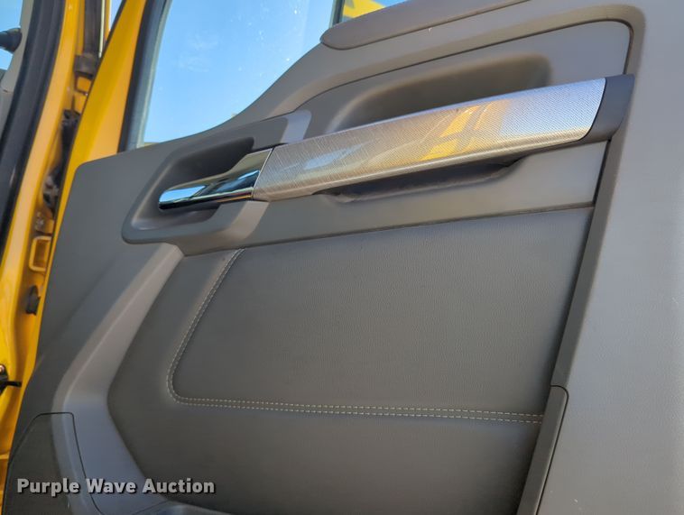 image for item OL9142 2019 Kenworth T680  semi truck