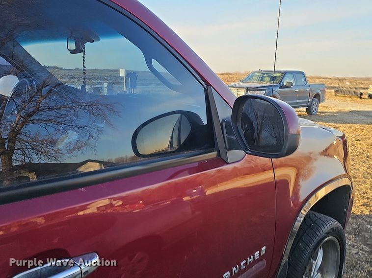 image for item DQ8556 2007 Chevrolet Avalanche  Crew Cab pickup truck