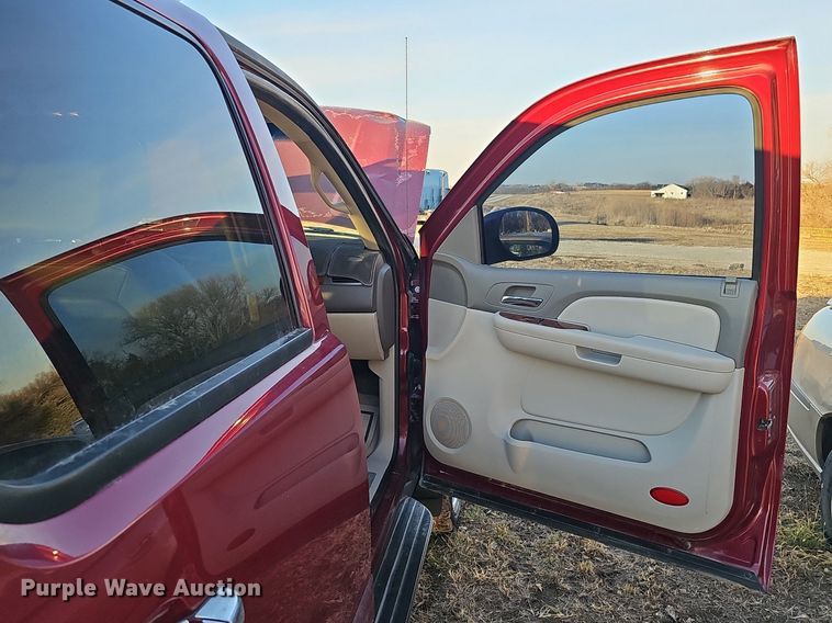 image for item DQ8556 2007 Chevrolet Avalanche  Crew Cab pickup truck