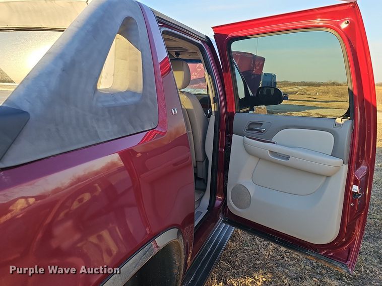 image for item DQ8556 2007 Chevrolet Avalanche  Crew Cab pickup truck