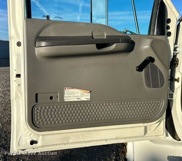 image for item KH9692 2006 Ford F750  flatbed truck