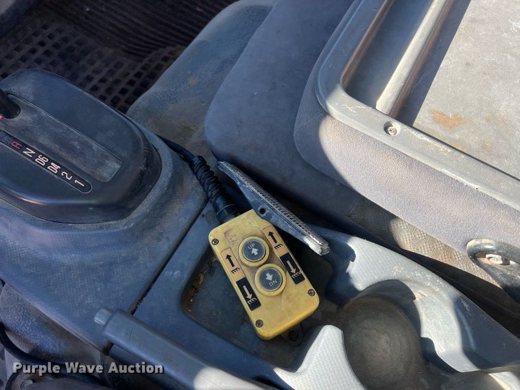 image for item NN9326 2012 Isuzu NPR flatbed truck