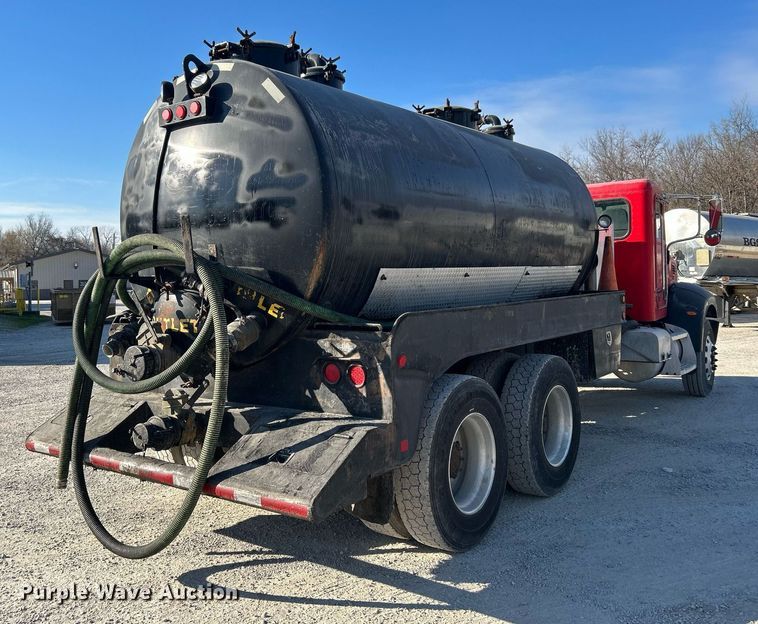 image for item DN0647 2006 Peterbilt 335  vacuum truck