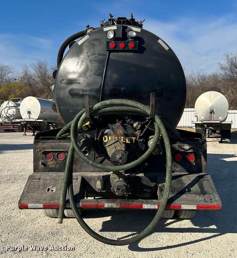 image for item DN0647 2006 Peterbilt 335  vacuum truck