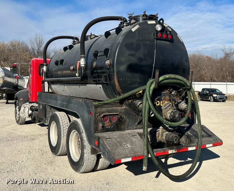 image for item DN0647 2006 Peterbilt 335  vacuum truck