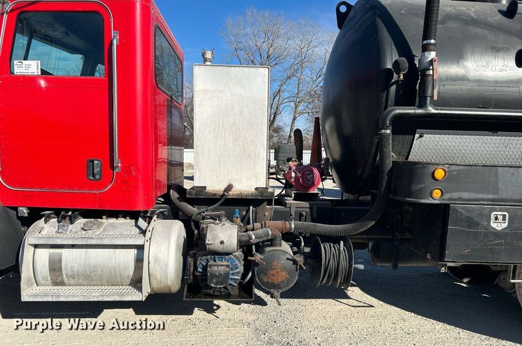 image for item DN0647 2006 Peterbilt 335  vacuum truck